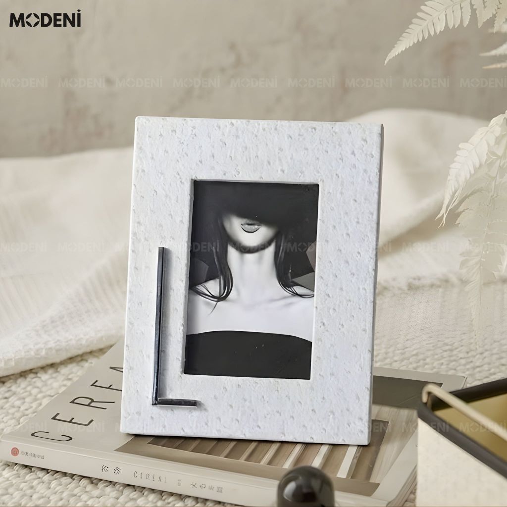 Set Khung Ảnh Deni Trắng Họa Tiết Vân Da Đà Điểu Phối Kim Loại Cao Cấp Cho Bàn Console Hiện Đại Sang Trọng