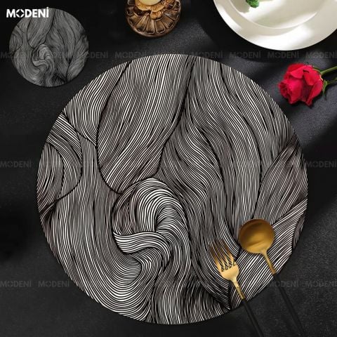Góc nhìn từ trên xuống Tấm lót bàn ăn Placemat Ondata màu đen họa tiết vân sóng trừu tượng đặt cùng dao nĩa vàng sang trọng.