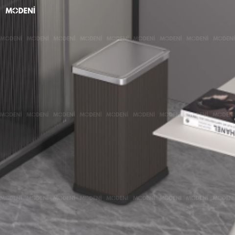 Trực diện thông số kích thước của thùng rác cao cấp Sterling, nổi bật thiết kế da sọc dọc nâu tối và nắp lật kim loại bạc.