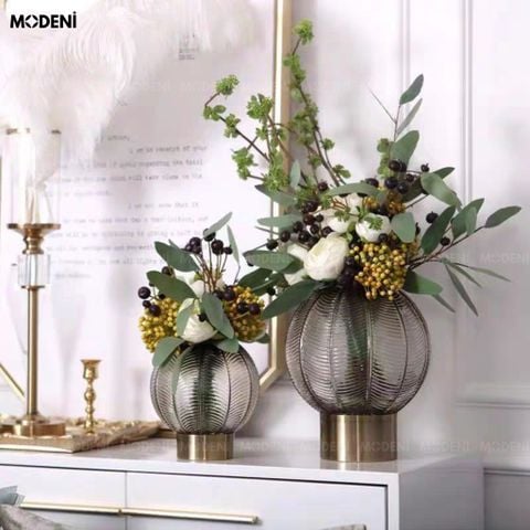 Góc chính diện bình hoa Orbly nhỏ kim loại phối bóng thủy tinh xám khói sang trọng.