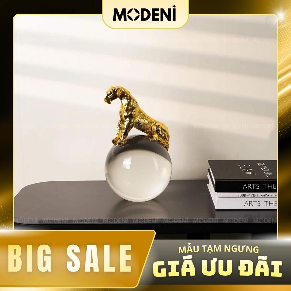 Tượng Con Báo Cyra Gold Ôm Quả Cầu – Biểu Tượng Sức Mạnh Sang Trọng Cho Bàn Làm Việc & Kệ Tủ