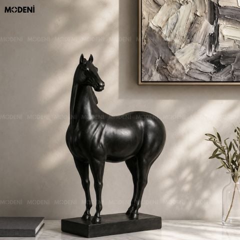 Bối cảnh bàn làm việc sang trọng với tượng trang trí Pegasus composite đen tuyền đặt cạnh sách và phụ kiện decor.