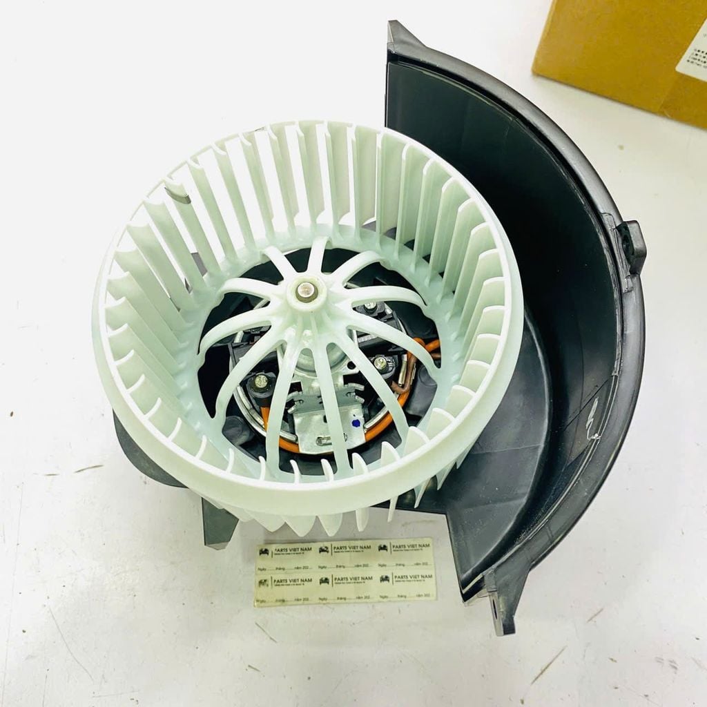 Quạt dàn (giàn) lạnh Audi Q7 (4LB), Porsche Cayenne (9PA), VW Touareg (7LA, 7L6, 7L7). Đời 2002 - 2015. Hàng Audi OEM. Mã 4L1820021, 4L1820021A, 4L1820021B