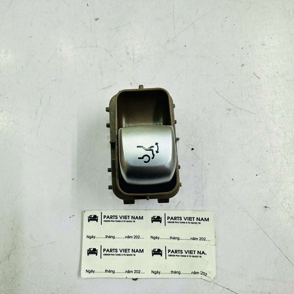 Công tắc mở cốp sau mầu nâu Mercedes W205 C200, C250, C300, C350, W213 E200, E250, E300, W222 S300, S400 đời 2014 - 2022. Hàng xịn không vỏ. Mã A2229051704, A2059051713