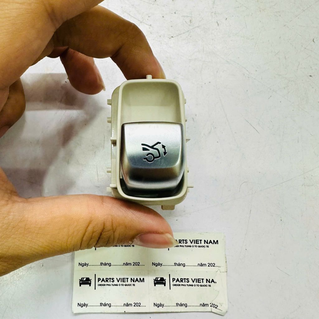 Công tắc mở cốp sau mầu kem Mercedes W205 C200, C250, C300, C350, W213 E200, E250, E300, W222 S300, S400 đời 2014 - 2022. Hàng xịn không vỏ. Mã A2229051704, A2059051713