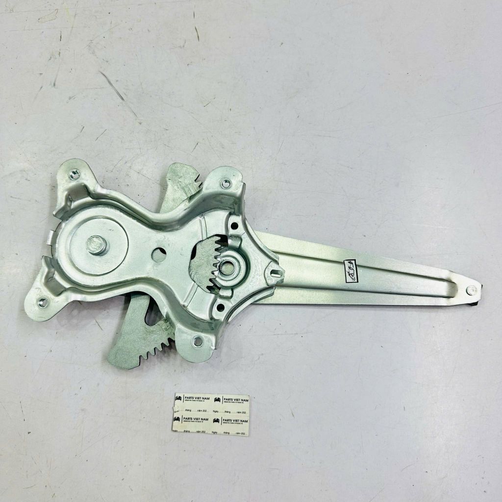Compa lên xuống kính cửa sau phải Toyota Camry (XV50), Lexus (IS200t, IS250, IS300, IS350), GS (GS250, GS300, GS350, GS450h). Đời 2012 - 2020. Hàng China. Mã 6980333050