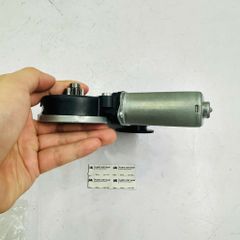 Mô tơ lên xuống kính cửa sau trái Toyota Camry Hybrid (AHV40). Đời 2006 - 2012. Hàng China. Mã 8572033201
