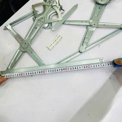 Compa nâng hạ kính trước trái phải Toyota Corolla Altisn ZRE142, ZZE142. Đời 2007 - 2014. Hàng cao cấp. Mã Trái 6982012670, Phải 6981012690 (1 cái)