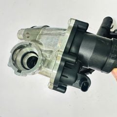 Cụm van hằng nhiệt Mercedes W205, W212 động cơ M274, C180, C200, C250, C260, C300 E300, E250, E200 2012 - 2021. Hàng OEM cổ nhôm. Mã A2742000115