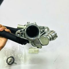 Cụm van hằng nhiệt Mercedes W205, W212 động cơ M274, C180, C200, C250, C260, C300 E300, E250, E200 2012 - 2021. Hàng OEM cổ nhôm. Mã A2742000115
