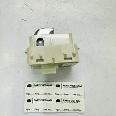 Công tắc mở cốp sau mầu kem Mercedes W205 C200, C250, C300, C350, W213 E200, E250, E300, W222 S300, S400 đời 2014 - 2022. Hàng xịn không vỏ. Mã A2229051704, A2059051713