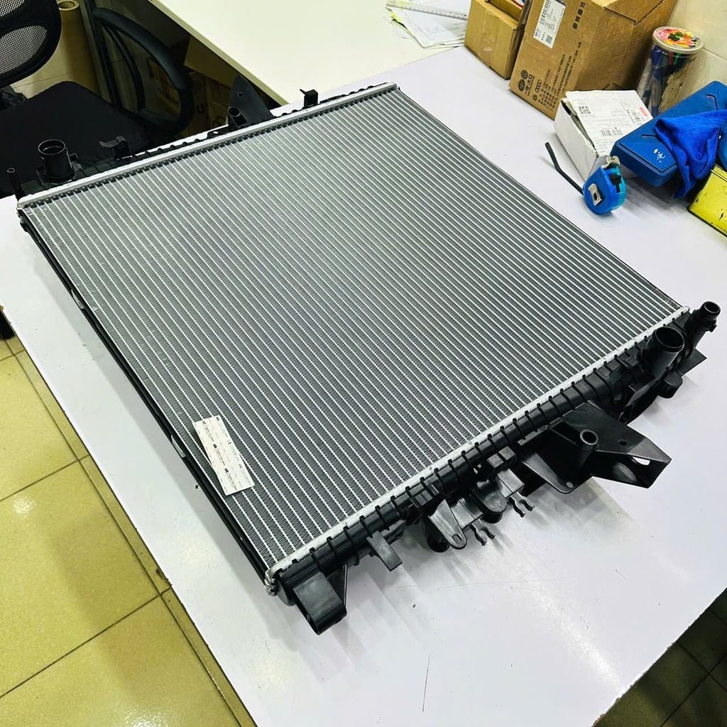 Két nước làm mát Land Rover Discovery 4 (L319), Range Rover Sport 1 (L320). Động cơ 3.0 5.0 V8. Đời 2009 - 2018. Hàng Behr. Mã LR015560