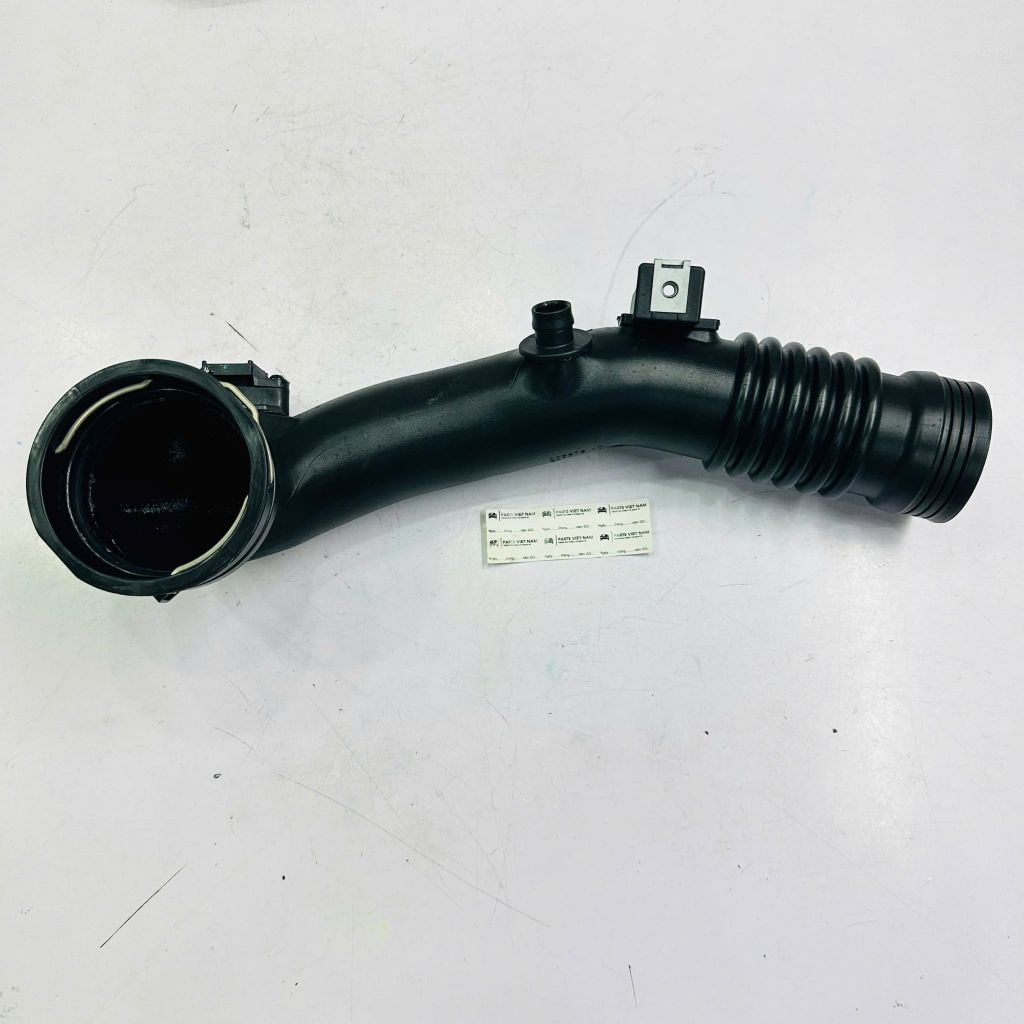 Ống hút gió (Ống dẫn khí nạp) BMW 5-Series (F10, F11 , F07) 535i, 535i xDrive, 6-Series (F06, F12, F13) 640i, 640i, 7-Series (F01, F02, F03, F04) 740i, 740Li. Đời 2008 - 2017. Hàng Frey. Mã 13717609811
