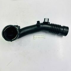 Ống hút gió (Ống dẫn khí nạp) BMW 5-Series (F10, F11 , F07) 535i, 535i xDrive, 6-Series (F06, F12, F13) 640i, 640i, 7-Series (F01, F02, F03, F04) 740i, 740Li. Đời 2008 - 2017. Hàng Frey. Mã 13717609811