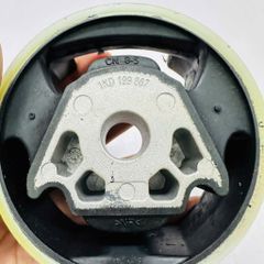 Cao su bệ đỡ máy quả số 3, giằng chân hộp số dưới Audi A3, TT, Volkswagen Golf, Jetta, Passat, Tiguan đời 2004 - 2015. Hàng OEM chất lượng cao, động cơ 1.8 2.0 TFSI TSI. Mã 1K0199867Q, 1K0199867A, 1K0199867B