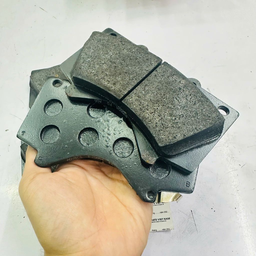 Má phanh hoặc bố thắng trước Toyota, Land, Cruiser, GRJ200L, URJ202L, UZJ200L, VDJ200, Lexus, LX450D, LX460, LX570, URJ201, VDJ201 đời 2007 - 2016. Hàng cao cấp, bảo hành không mạt, không zít. Mã 0446560280