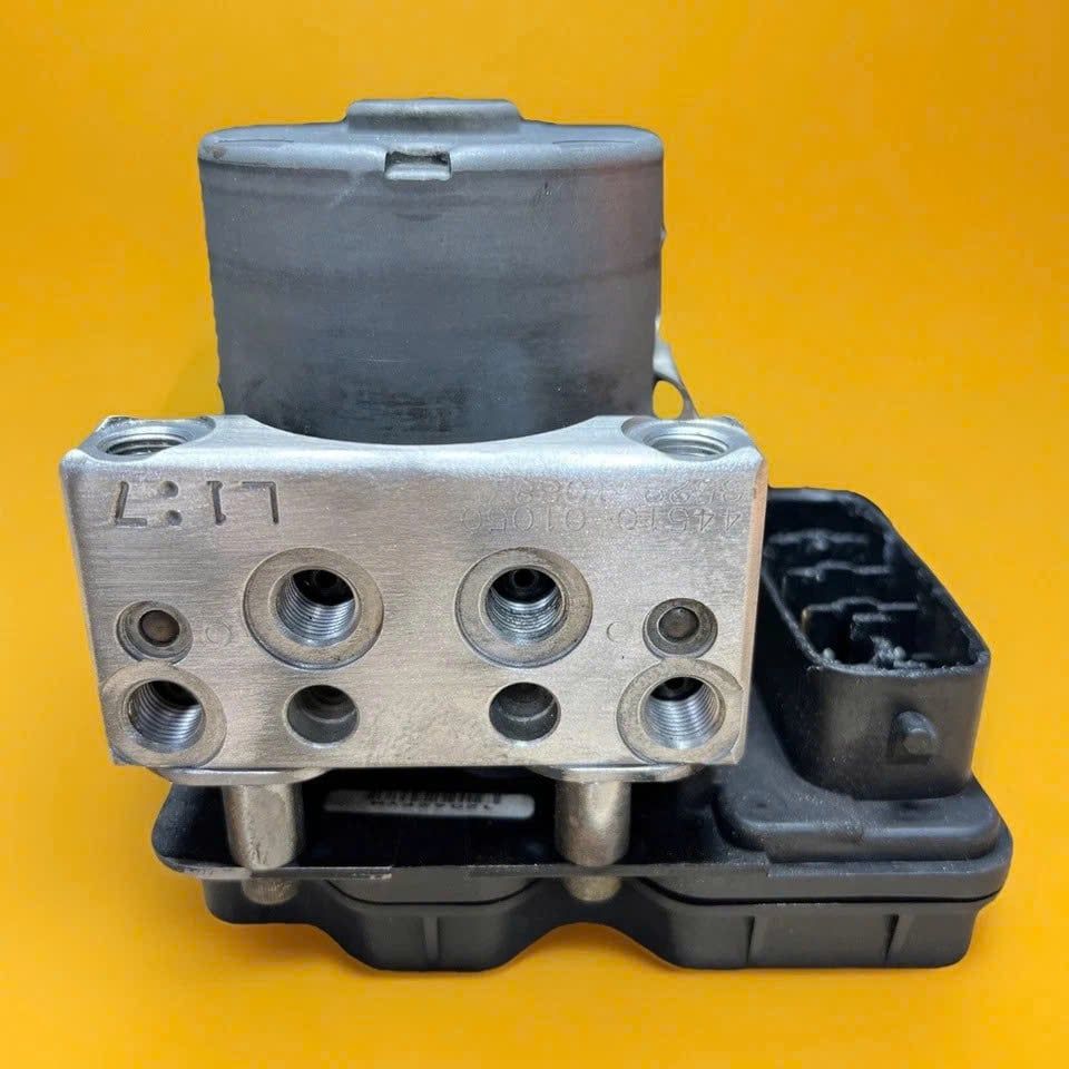 Cụm điều khiển phanh ABS Toyota Matrix đời 2003–2008.Hàng tháo xe zin mới 90% đặt mỹ 18 ngày. Mã 44510-01050 4451001050