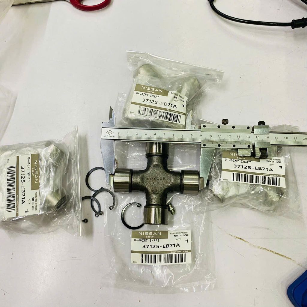 Bi chữ thập trục các đăng cầu sau Nissan Navra NP300 D23, D40 đời 2015 - 2022. Hàng Koyo thông số 27*92. Mã 37125EB71A, 37125-EB71A ( 1 vòng )