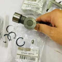 Bi chữ thập trục các đăng cầu sau Nissan Navra NP300 D23, D40 đời 2015 - 2022. Hàng Koyo thông số 27*92. Mã 37125EB71A, 37125-EB71A ( 1 vòng )