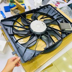 Cụm lồng quạt két nước W176 A45, W117 CLA45, X218 CLS 400 CLS 500, W212 E400, E500, E63, X156 GLA45, R231 SL 65, SL400, SL 500, R172 SLK 55. Hàng thương hiệu China công suất 850W đặt hàng 6 - 8 ngày. Mã A2129061002, A2125000493, A2129067901 ( 1 cái )