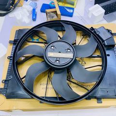 Cụm lồng quạt két nước W176 A45, W117 CLA45, X218 CLS 400 CLS 500, W212 E400, E500, E63, X156 GLA45, R231 SL 65, SL400, SL 500, R172 SLK 55. Hàng thương hiệu China công suất 850W đặt hàng 6 - 8 ngày. Mã A2129061002, A2125000493, A2129067901 ( 1 cái )