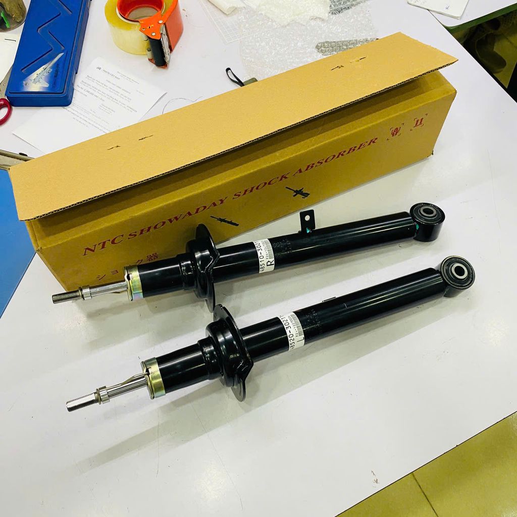 Giảm xóc trước hay phuộc nhún trước Lexus IS 250, IS 300h, IS 200, IS 250 đời 2005 - 2015. Hàng Showa Japan, thay 1 đôi bảo hành 6 tháng. Mã 48510-80492, 4851080492 RH, 48520-59585, 4852059585 LH ( 1 cây )