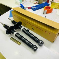 Giảm xóc trước hay phuộc nhún trước Lexus IS 250, IS 300h, IS 200, IS 250 đời 2005 - 2015. Hàng Showa Japan, thay 1 đôi bảo hành 6 tháng. Mã 48510-80492, 4851080492 RH, 48520-59585, 4852059585 LH ( 1 cây )