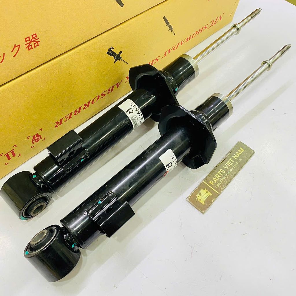 Giảm xóc trước hay phuộc nhún trước Mitsubishi L200, Triton, Pajero Sport đời 2005 - 2016. Hàng Showa Japan thay 1 đôi bảo hành 6 tháng. Mã 4062A031, MR992320 ( 1 cây )