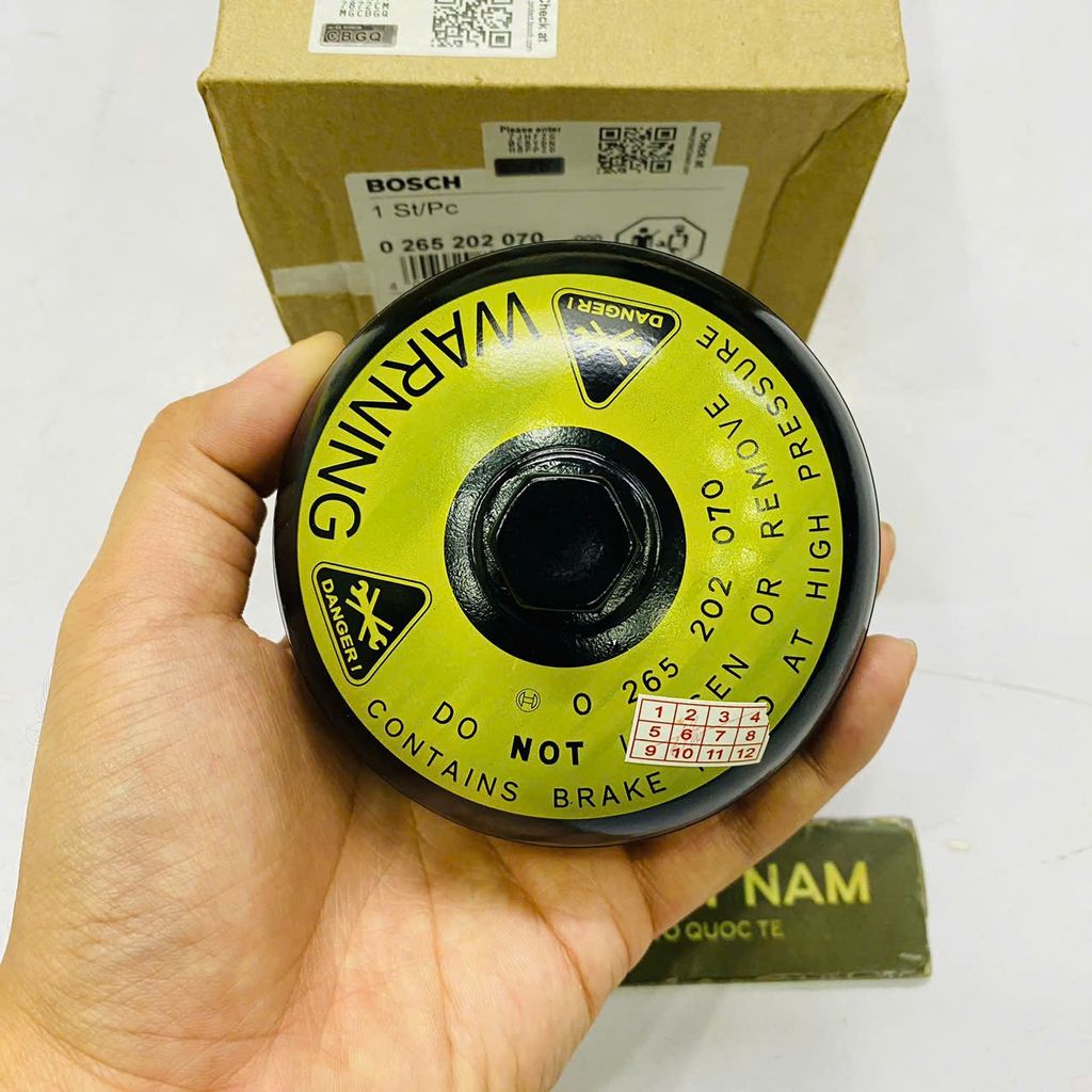 Bầu ( quả ) tích áp cho cụm phanh ABS Mercedes E-Class W211 E240, E280, CLS-Class W219. Đời 2002 - 2010. Hàng OEM Bosch. Mã A0054319712, 0265960025, A0094312512, 0986483001, A0004301394