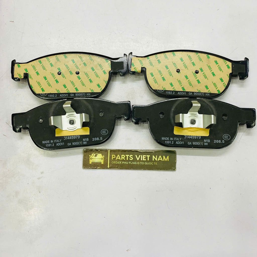 Má phanh trước hay bố thắng trước Volvo XC40, XC60, XC90, V60, S60, V90, S90 đời 2017 - 2025. Hàng cao cấp. Mã 31445975, 31445976, 31476722, 31476723, 31499905, 31499906, 31665288, 32373126
