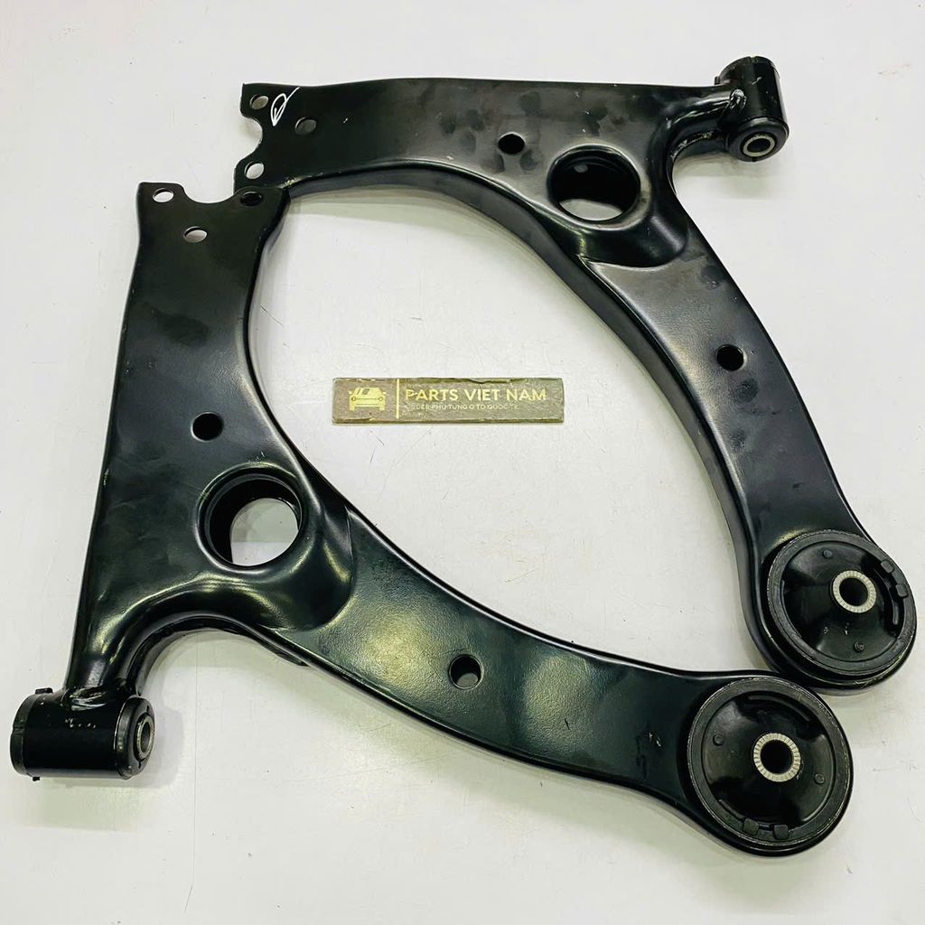 Càng A dưới Toyota Corolla Altis 1.8G, 2.0V. Đời 2013 - 2019. Hàng liên doanh. Mã Phải 48068-02260, Mã Trái 48069-02260 ( 1 cái )