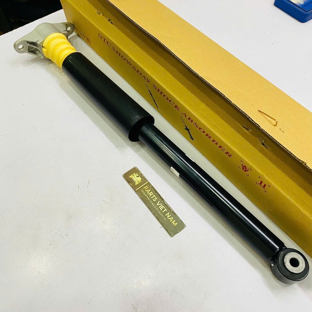 Giảm xóc sau (phuộc nhún sau) Mazda 3 đời 2015 - 2024. Hàng OEM Showa Japan, liền tăm bông bát bèo. thay 1 đôi bảo hành 6 tháng. Mã BAHD28910A, BAHD-28-910A ( 1 cây )