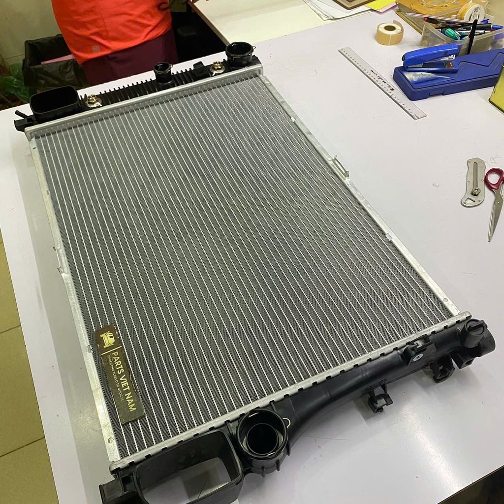 Két nước làm mát động cơ Mercedes S-Class W221 S350, S400, S450, CL-Class C216 CL 600, CL 63. Đời 2005 - 2013. Hàng OEM Behr. Mã A2215002603, A2215003103, A2215000503, A2215000203, A2215000003