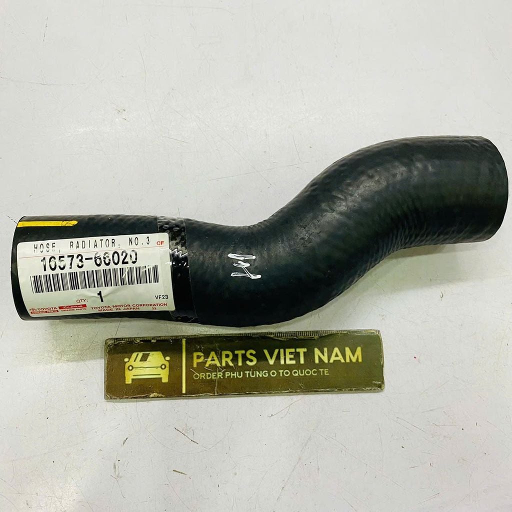 Ống nước bypass gần khu vực vỏ van hằng nhiệt Toyota Land Cruiser FZJ80 FZJ100, FZJ105, Lexus LX450. Động cơ 1FZ-FE 4.5L. Đời 1992 - 2006. Hàng OEM Toyota đặt 1 ngày. Mã 16573-66020, 1657366020