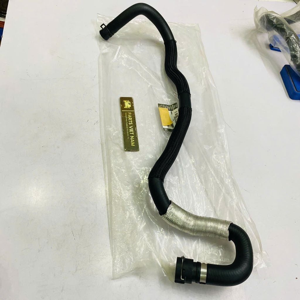 Ống nước két nước làm mát hay két sinh hàn Land Rover Range Rover Evoque, Discovery Sport, Freelander 2 (2.0L Xăng). Đời 2012 - 2018. Hàng OEM. Mã LR054981, LR024630