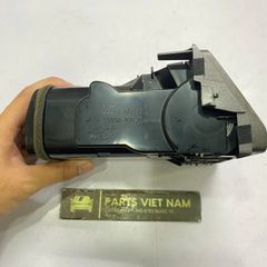 Cụm cửa gió điều hòa trung tâm ở giữa táp lô bên phải Lexus LX570. Đời 2007 - 2015. Hàng xịn tháo xe còn 90% mầu nâu sáng đặt 5 - 7 ngày. Mã 55680-60140. 5568060140