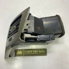 Cụm cửa gió điều hòa trung tâm ở giữa táp lô bên phải Lexus LX570. Đời 2007 - 2015. Hàng xịn tháo xe còn 90% mầu nâu sáng đặt 5 - 7 ngày. Mã 55680-60140. 5568060140