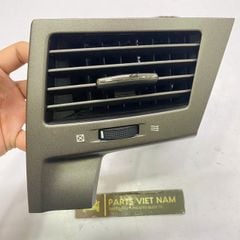 Cụm cửa gió điều hòa trung tâm ở giữa táp lô bên phải Lexus LX570. Đời 2007 - 2015. Hàng xịn tháo xe còn 90% mầu nâu sáng đặt 5 - 7 ngày. Mã 55680-60140. 5568060140