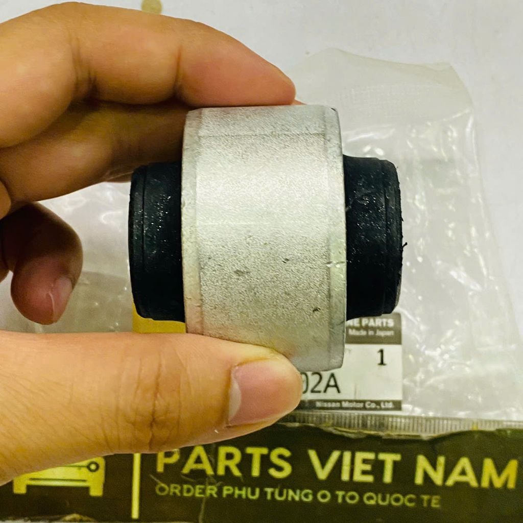 Cao su càng A quả nhỏ giữa càng Nissan Juke, Murano, Pathfinder, Teana, Pulsar, Infiniti JX. Đời 2006 - 2019. Hàng OEM. Mã 54570-3JA0A, 54560-JP00B
