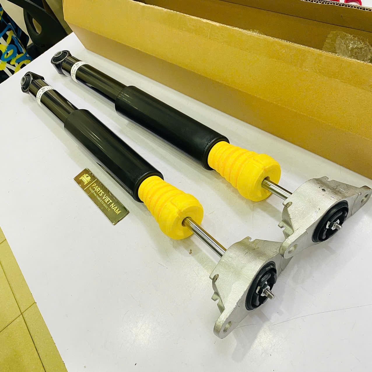 Giảm xóc sau (phuộc nhún sau) liền tăm bông chụp bụi. – Parts Viet