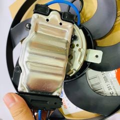 Cụm quạt tản nhiệt két nước bên trái ( quạt nhỏ ) Audi Q7 (2006-2015), Porsche Cayenne (2002-2010), Volkswagen Touareg (2002-2010). Hàng Berh cánh dài 29. Mã 7L0959455F, 7L0959455C, 95562413401, 95562413400, 95562413401, 95562414500, 95562414600