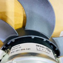 Cụm quạt tản nhiệt két nước bên trái ( quạt nhỏ ) Audi Q7 (2006-2015), Porsche Cayenne (2002-2010), Volkswagen Touareg (2002-2010). Hàng Berh cánh dài 29. Mã 7L0959455F, 7L0959455C, 95562413401, 95562413400, 95562413401, 95562414500, 95562414600