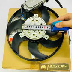 Cụm quạt tản nhiệt két nước bên trái ( quạt nhỏ ) Audi Q7 (2006-2015), Porsche Cayenne (2002-2010), Volkswagen Touareg (2002-2010). Hàng Berh cánh dài 29. Mã 7L0959455F, 7L0959455C, 95562413401, 95562413400, 95562413401, 95562414500, 95562414600