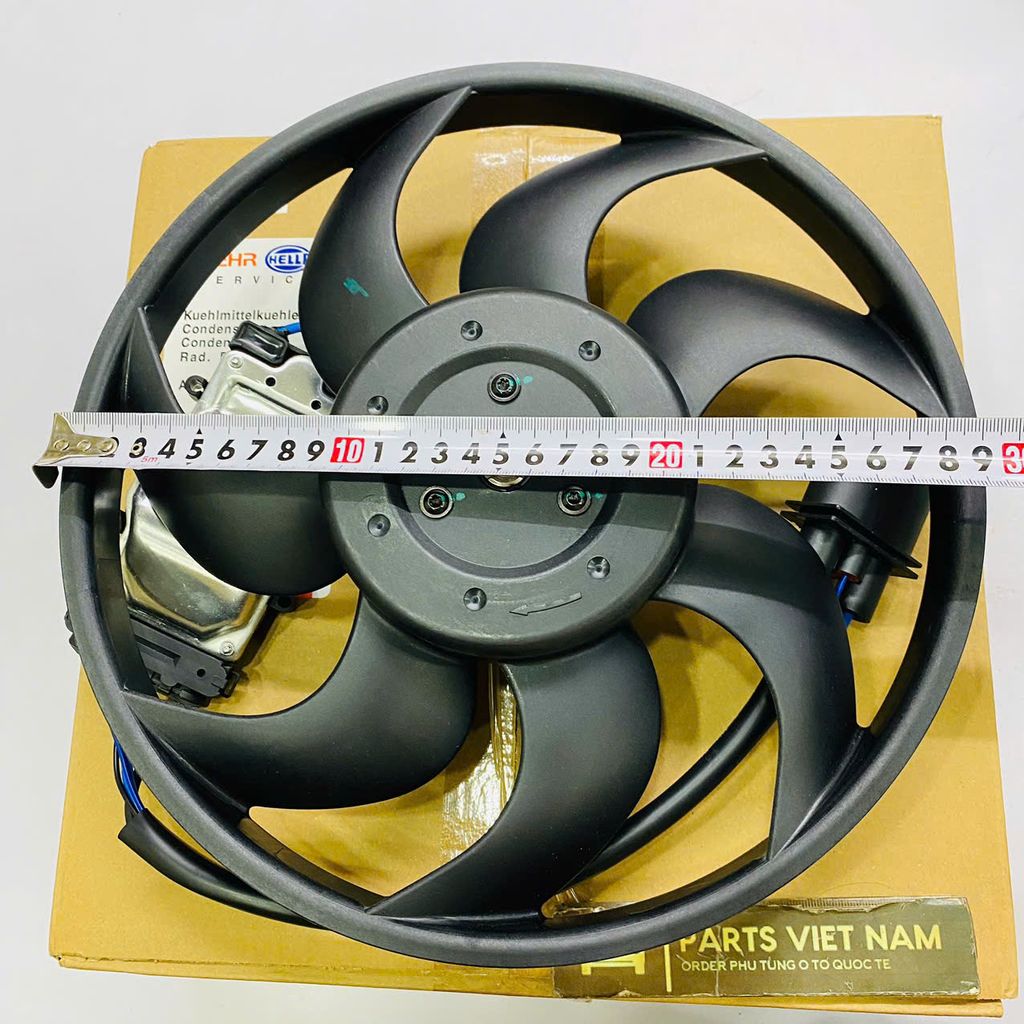 Cụm quạt tản nhiệt két nước bên trái ( quạt nhỏ ) Audi Q7 (2006-2015), Porsche Cayenne (2002-2010), Volkswagen Touareg (2002-2010). Hàng Berh cánh dài 29. Mã 7L0959455F, 7L0959455C, 95562413401, 95562413400, 95562413401, 95562414500, 95562414600