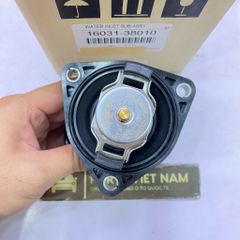 Cụm ống nước vào kèm van hằng nhiệt Lexus IS, GS, LS460, LS600h, LX570, Toyota Land Cruiser, Tundra. Động cơ V8 1UR, 2UR, 3UR. Hàng OEM Japan. Mã 16031-38010, 1603138010