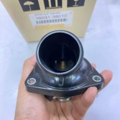 Cụm ống nước vào kèm van hằng nhiệt Lexus IS, GS, LS460, LS600h, LX570, Toyota Land Cruiser, Tundra. Động cơ V8 1UR, 2UR, 3UR. Hàng OEM Japan. Mã 16031-38010, 1603138010