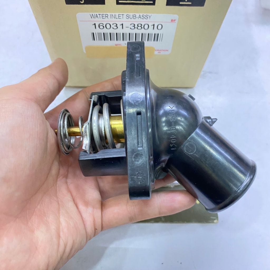 Cụm ống nước vào kèm van hằng nhiệt Lexus IS, GS, LS460, LS600h, LX570, Toyota Land Cruiser, Tundra. Động cơ V8 1UR, 2UR, 3UR. Hàng OEM Japan. Mã 16031-38010, 1603138010