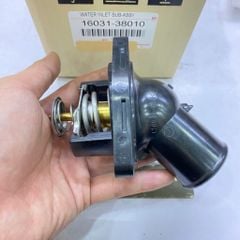 Cụm ống nước vào kèm van hằng nhiệt Lexus IS, GS, LS460, LS600h, LX570, Toyota Land Cruiser, Tundra. Động cơ V8 1UR, 2UR, 3UR. Hàng OEM Japan. Mã 16031-38010, 1603138010