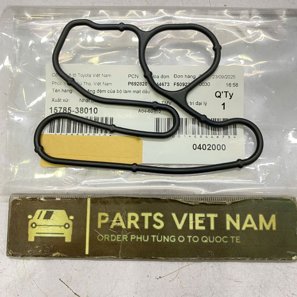 Gioăng két sinh hàn dầu, gioăng két làm mát dầu động cơ Lexus LX570, Toyota Land Cruiser, Tundra đời 2007 - 2022. Hàng chính hãng Toyota. Động cơ 1UR, 3UR. Mã 1578538010, 15785-38010