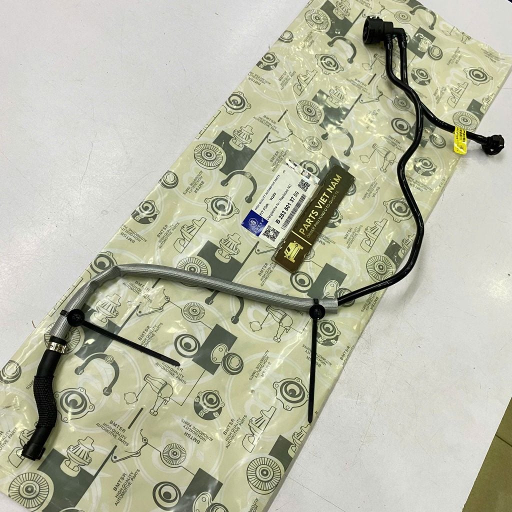 Ống hồi bình nước phụ, ống thông hơi két nước Mercedes GLC-class X253, W253 GLC200, GLC250, GLC300, GLC350e đời 2015 - 2019. Hàng OEM Bmtsr, dùng cho động cơ 2.0L Máy M274. Mã A2535013700, 2535013700